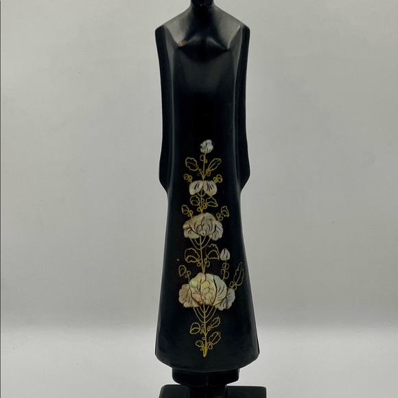 Vietnamese woman statue hand carved lacquerware with mother of Pearl inlay - Picture 3 of 9